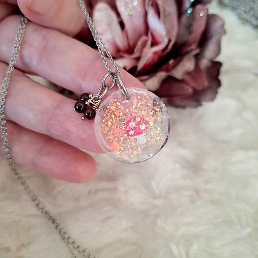 Muchotrávka / nežný šperk s granátom