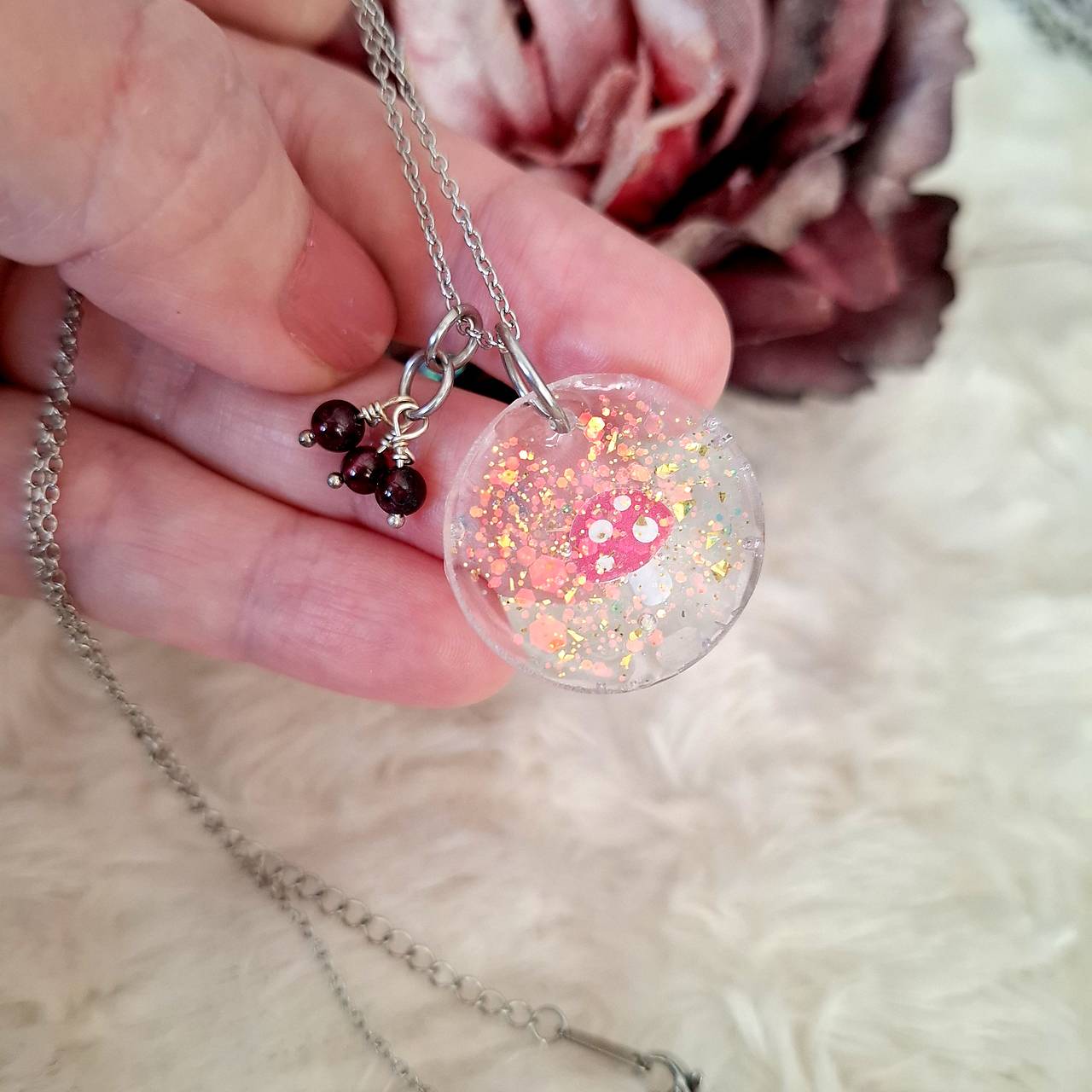 Muchotrávka / nežný šperk s granátom