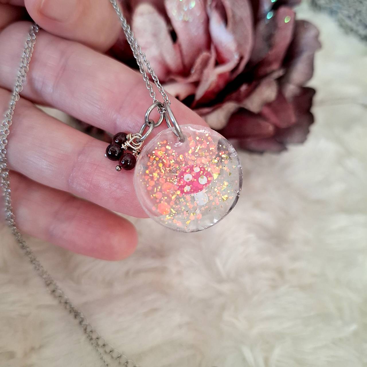 Muchotrávka / nežný šperk s granátom