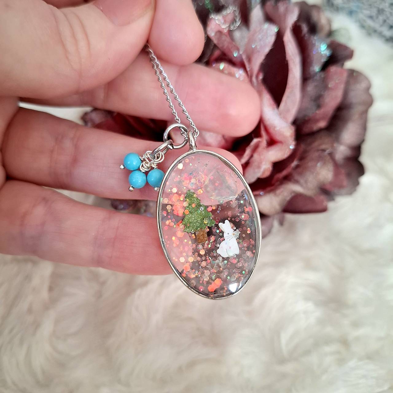 Biely zajačik / nežný šperk s tyrkysom