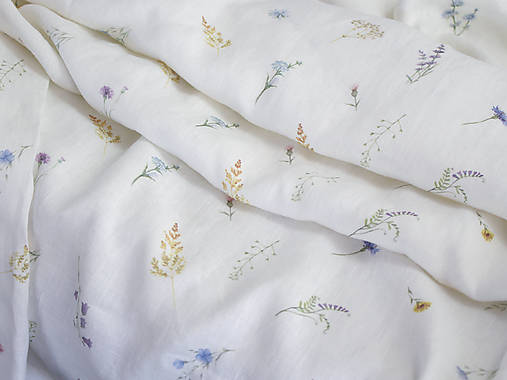 Autorská exkluzívna ľanová látka s potlačou lúčnych kvietkov