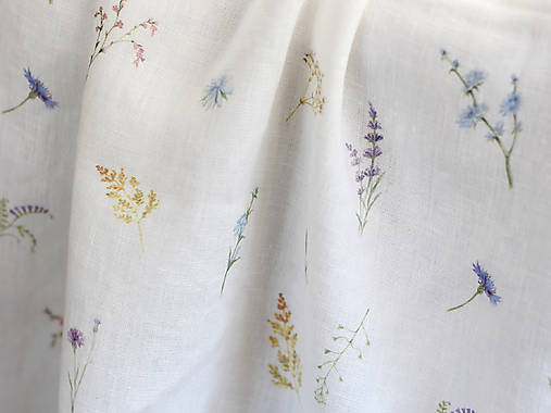 Autorská exkluzívna ľanová látka s potlačou lúčnych kvietkov