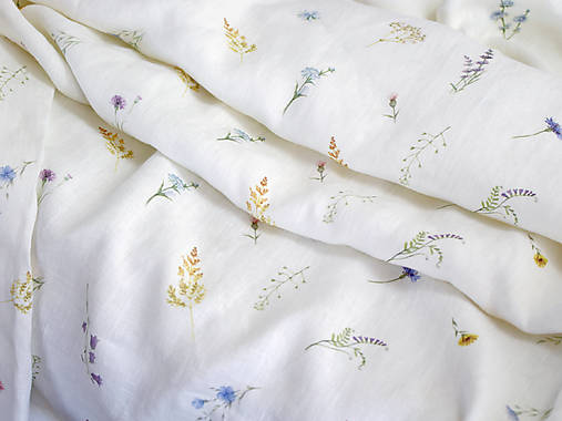 Autorská exkluzívna ľanová látka s potlačou lúčnych kvietkov