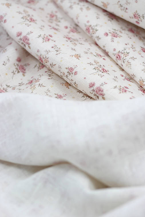 Autorská exkluzívna ľanová látka s potlačou vintage ružičiek