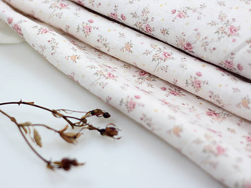 Autorská exkluzívna ľanová látka s potlačou vintage ružičiek