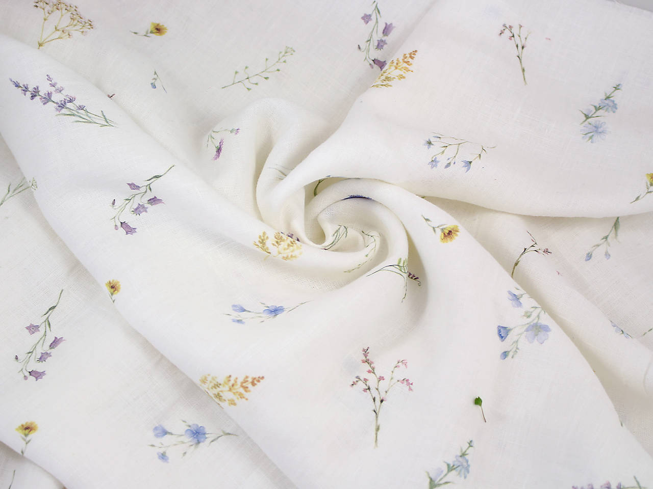 Autorská exkluzívna ľanová látka s potlačou lúčnych kvietkov