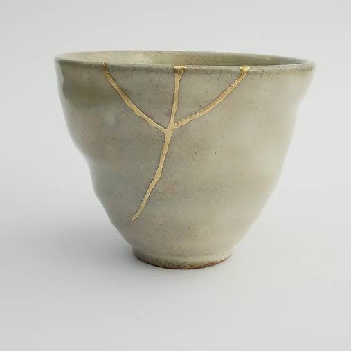 Dekorácie - Zlatá jazva – kintsugi opravená šálka Kohiki - 18230922_