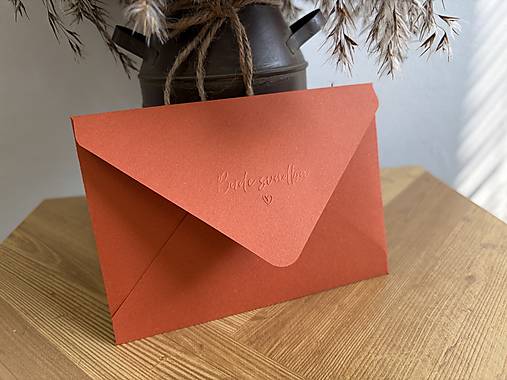 Matná obálka Terra Rossa s embosovaním