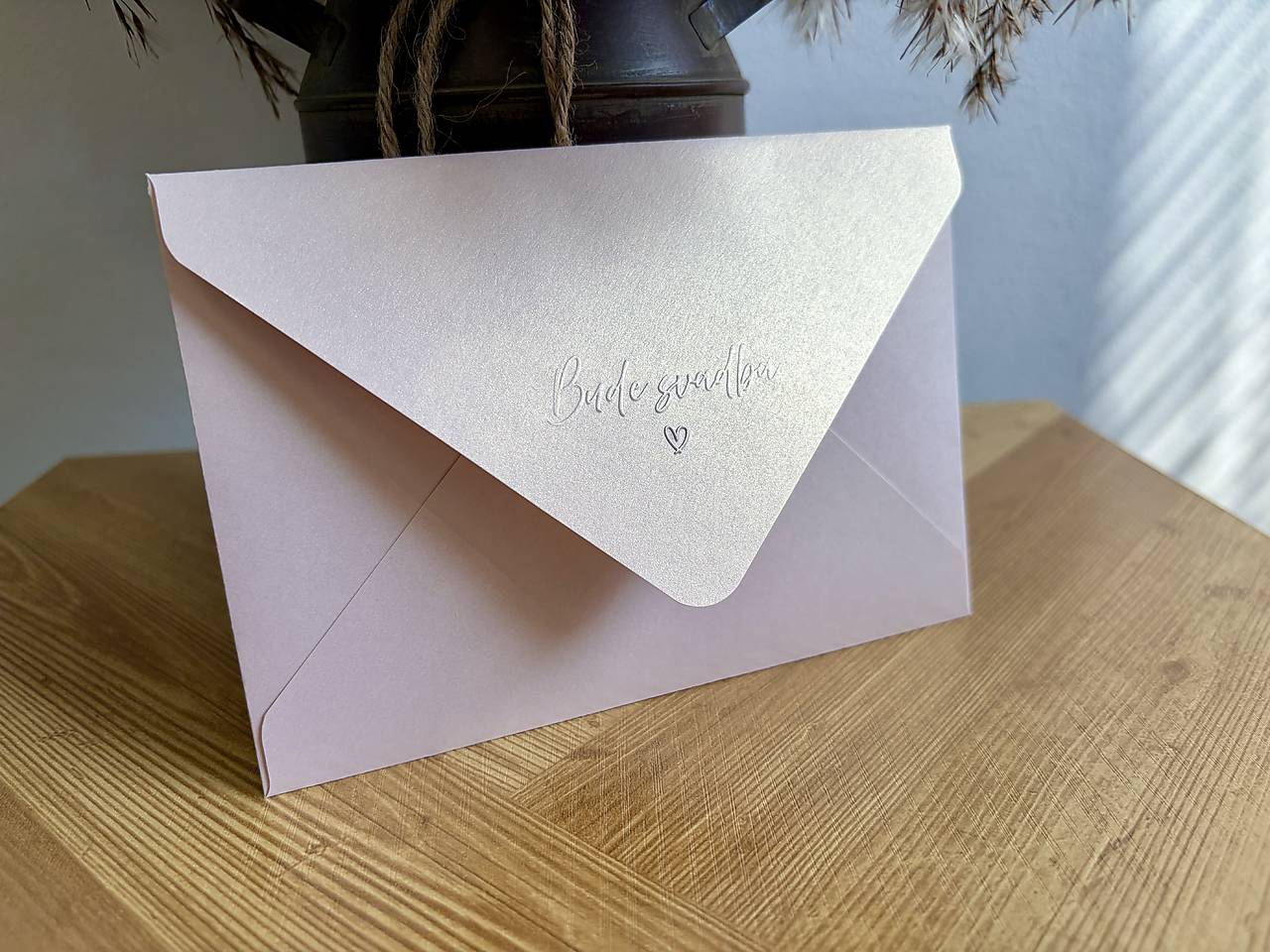 Metalická obálka Nude metallics s embosovaním