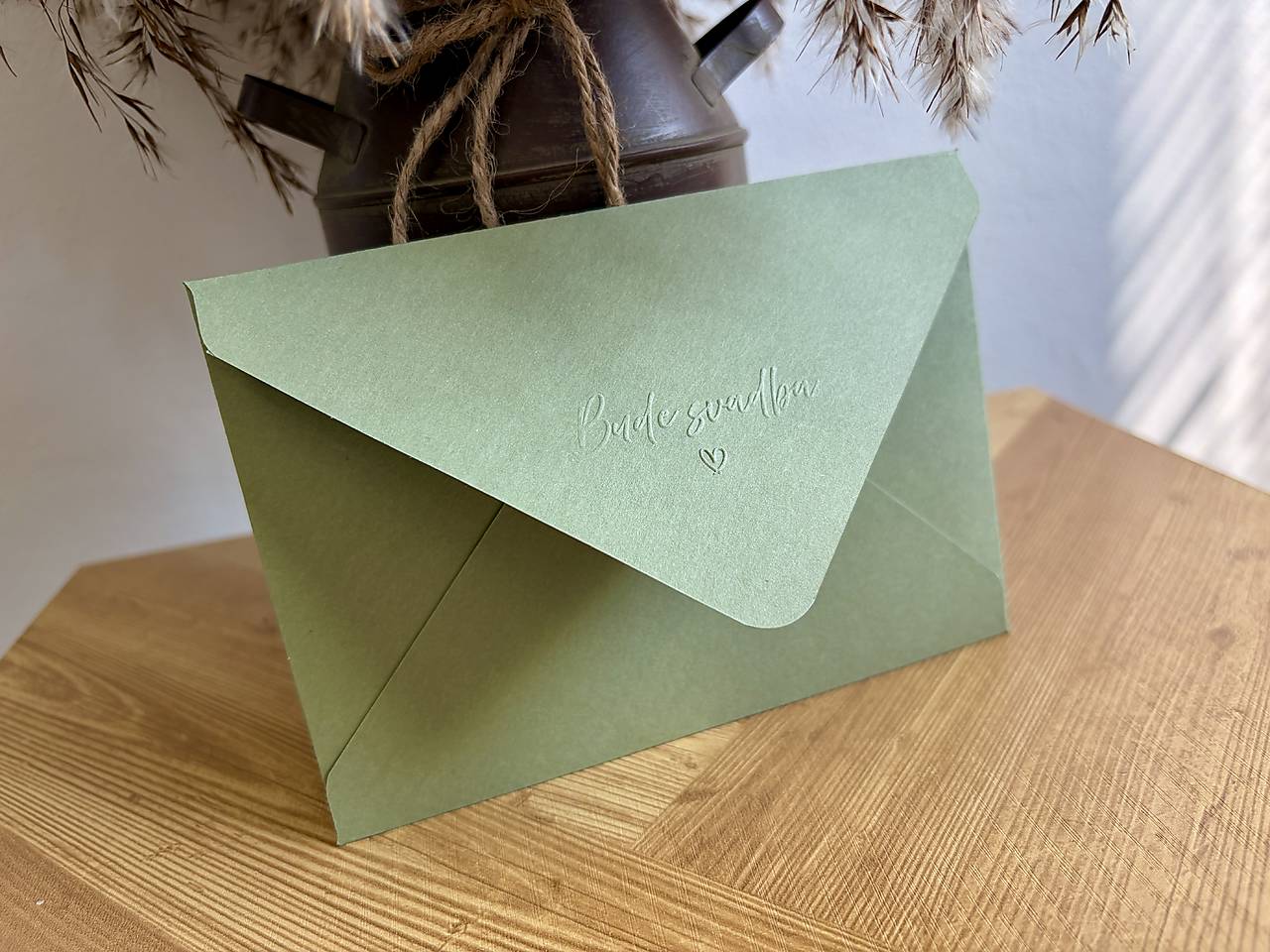 Matná obálka Sage Green s embosovaním