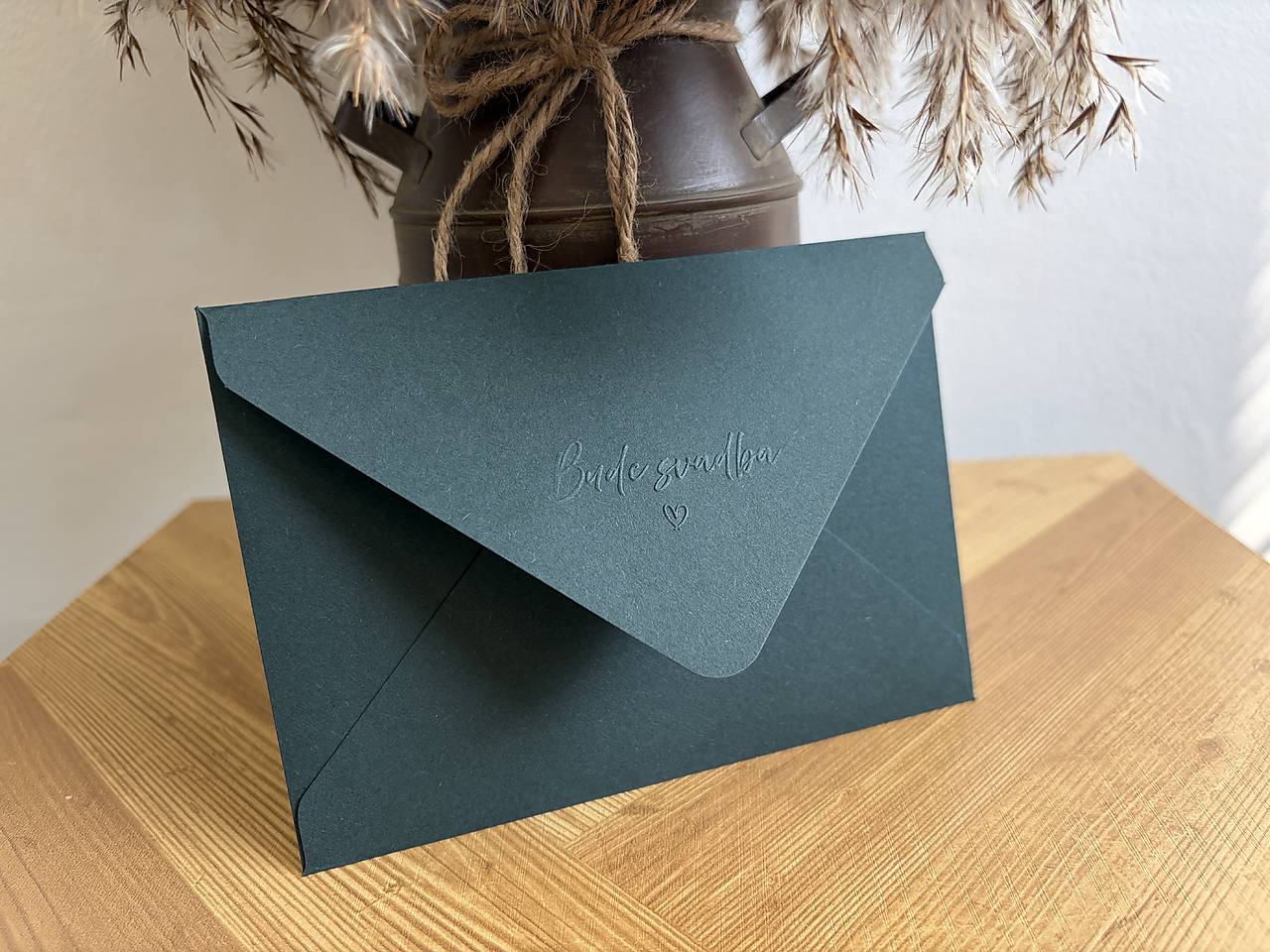 Matná obálka Racing Green s embosovaním