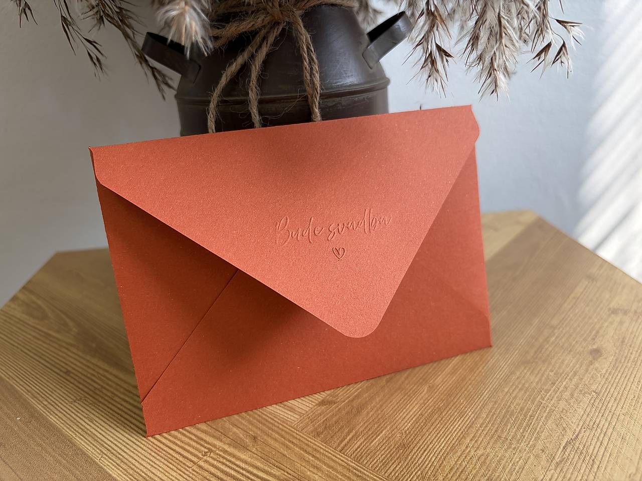 Matná obálka Terra Rossa s embosovaním