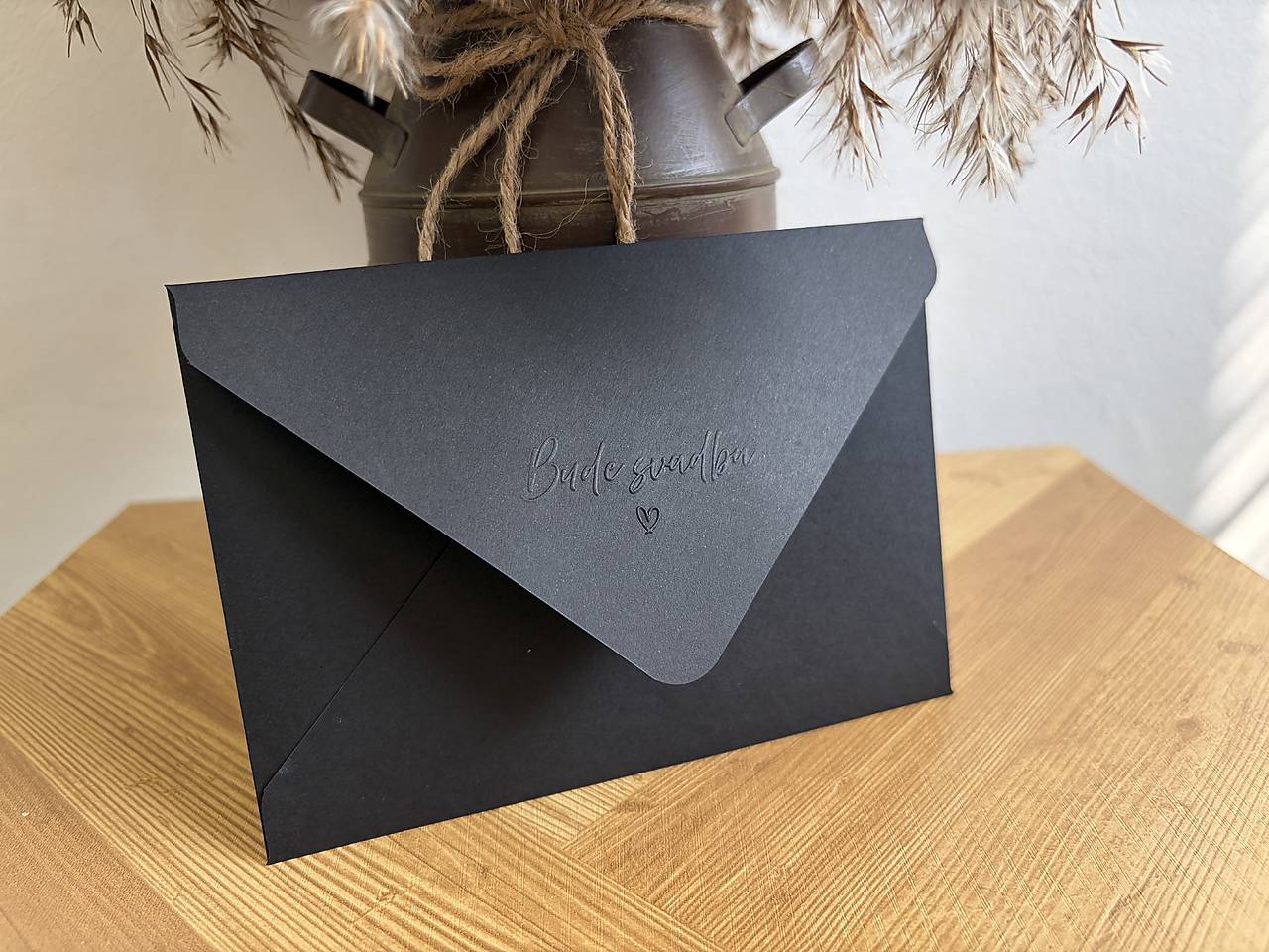 Matná obálka Deep Black s embosovaním