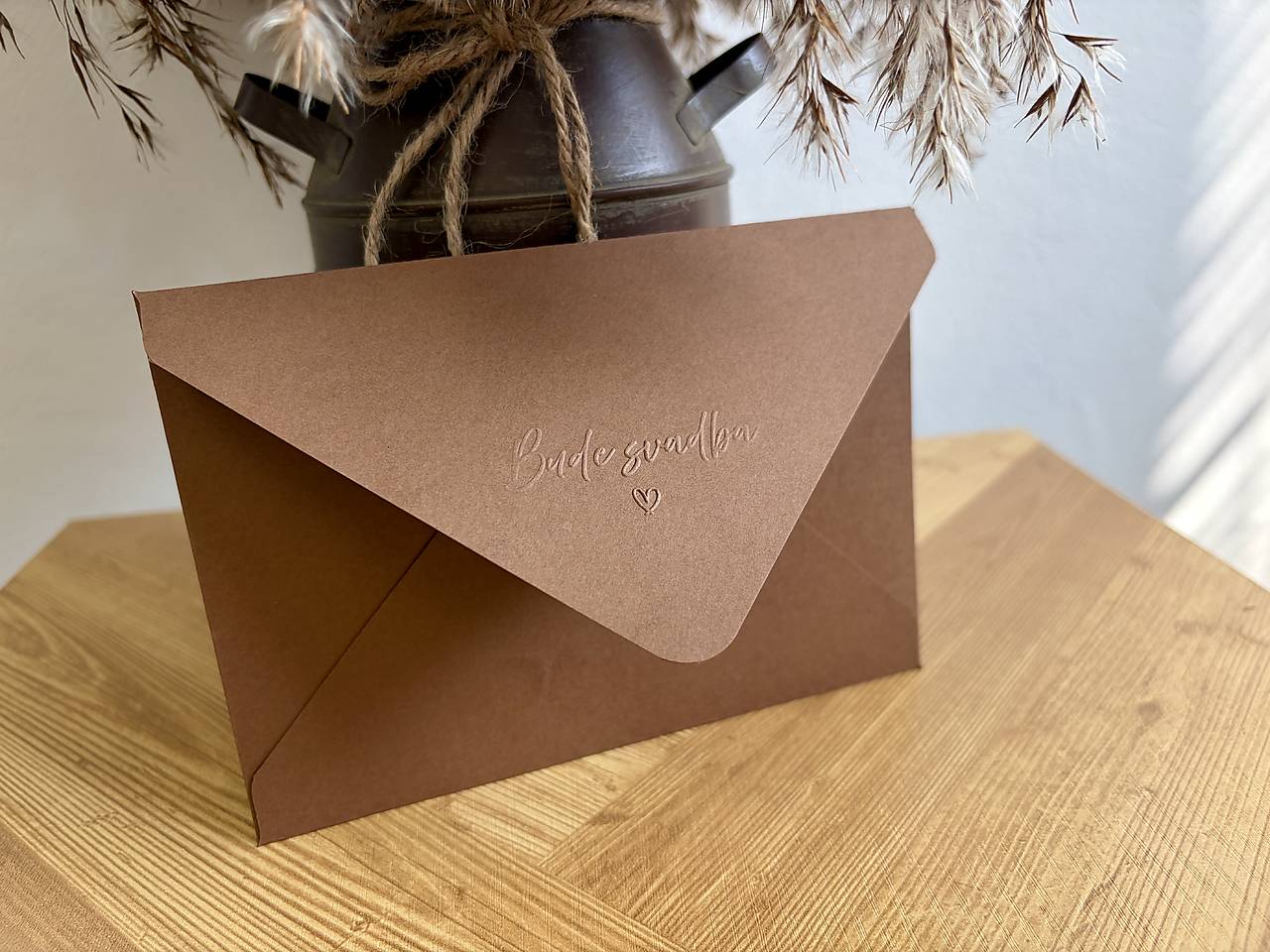 Matná obálka Brown s embosovaním