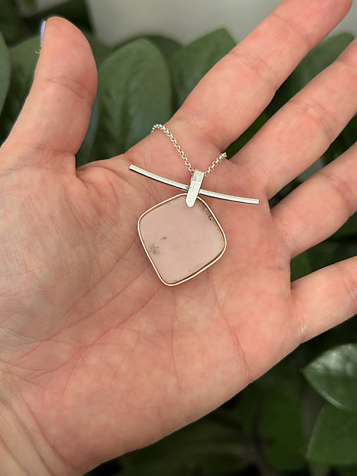 Strieborný 925/1000 prívesok s ružovým opálom