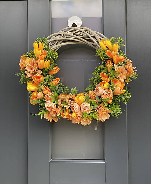 Jarný veniec na svetlom prutenom základe dekorácia na dvere