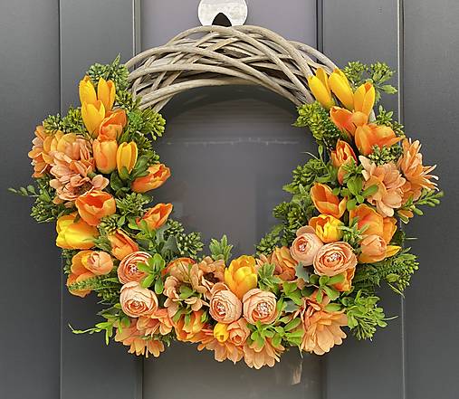 Jarný veniec na svetlom prutenom základe dekorácia na dvere