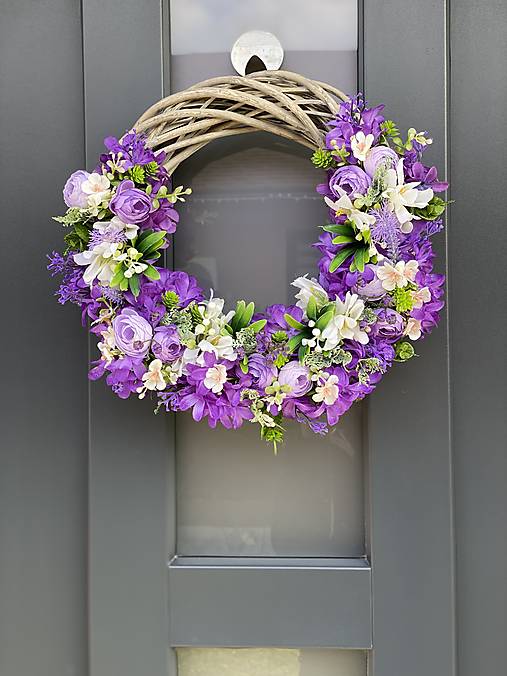 Jarný veniec na svetlom prutenom základe dekorácia na dvere