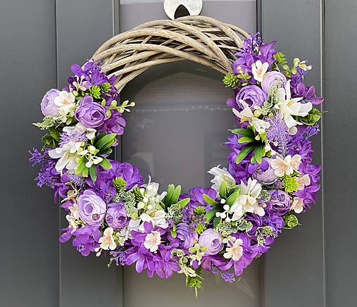 Jarný veniec na svetlom prutenom základe dekorácia na dvere