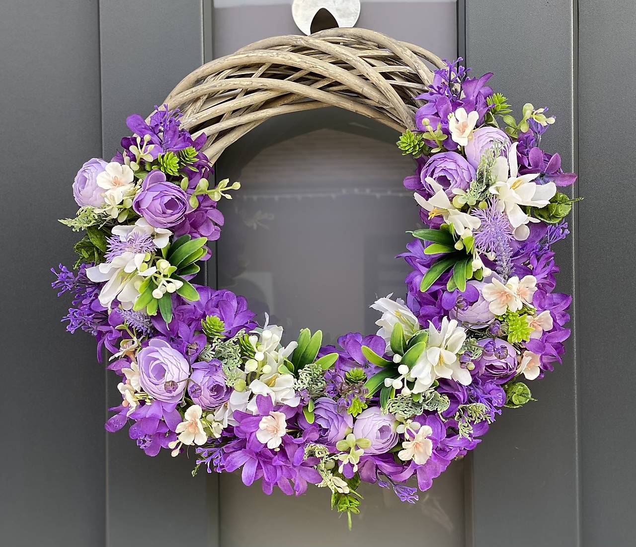 Jarný veniec na svetlom prutenom základe dekorácia na dvere