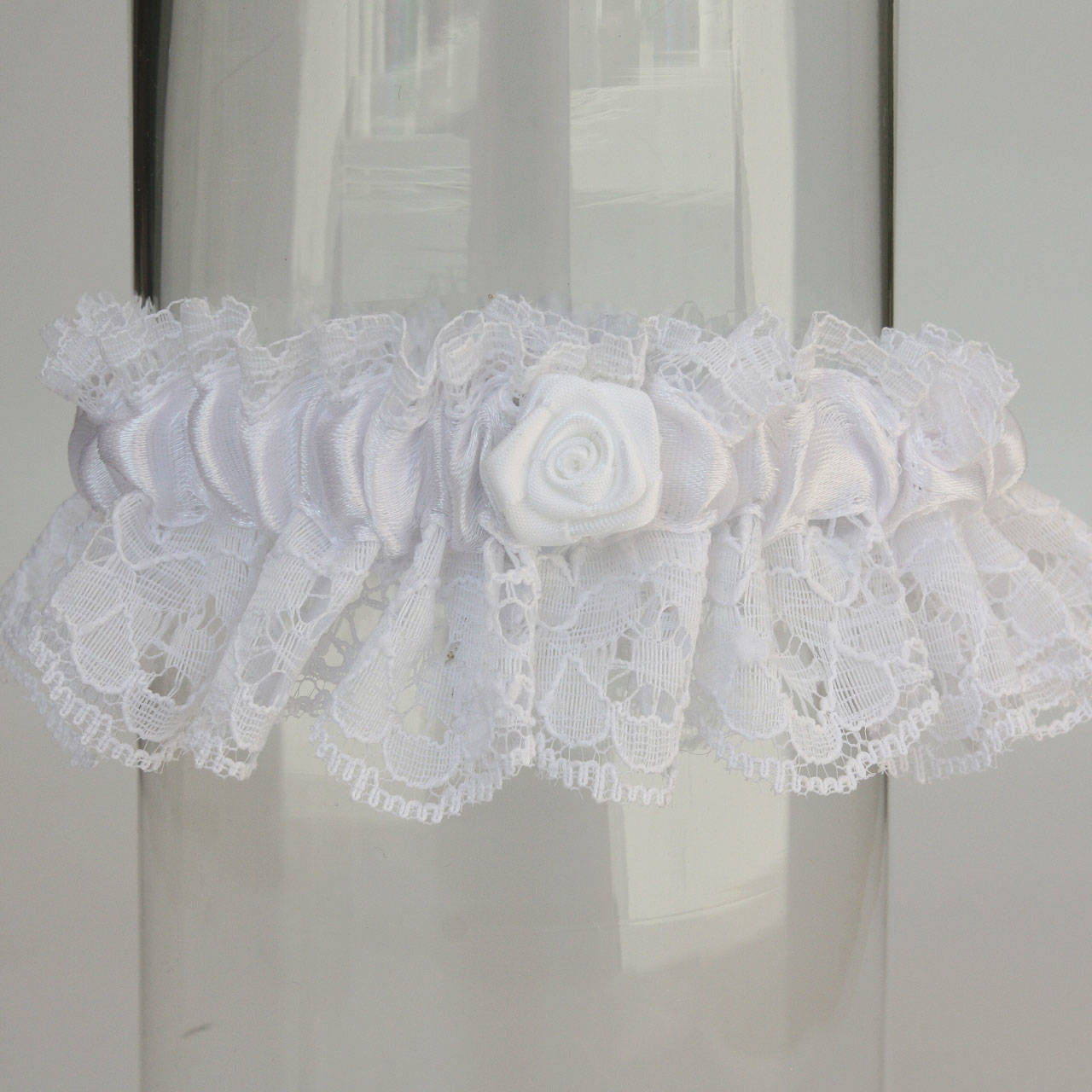 Biely svadobný podväzok