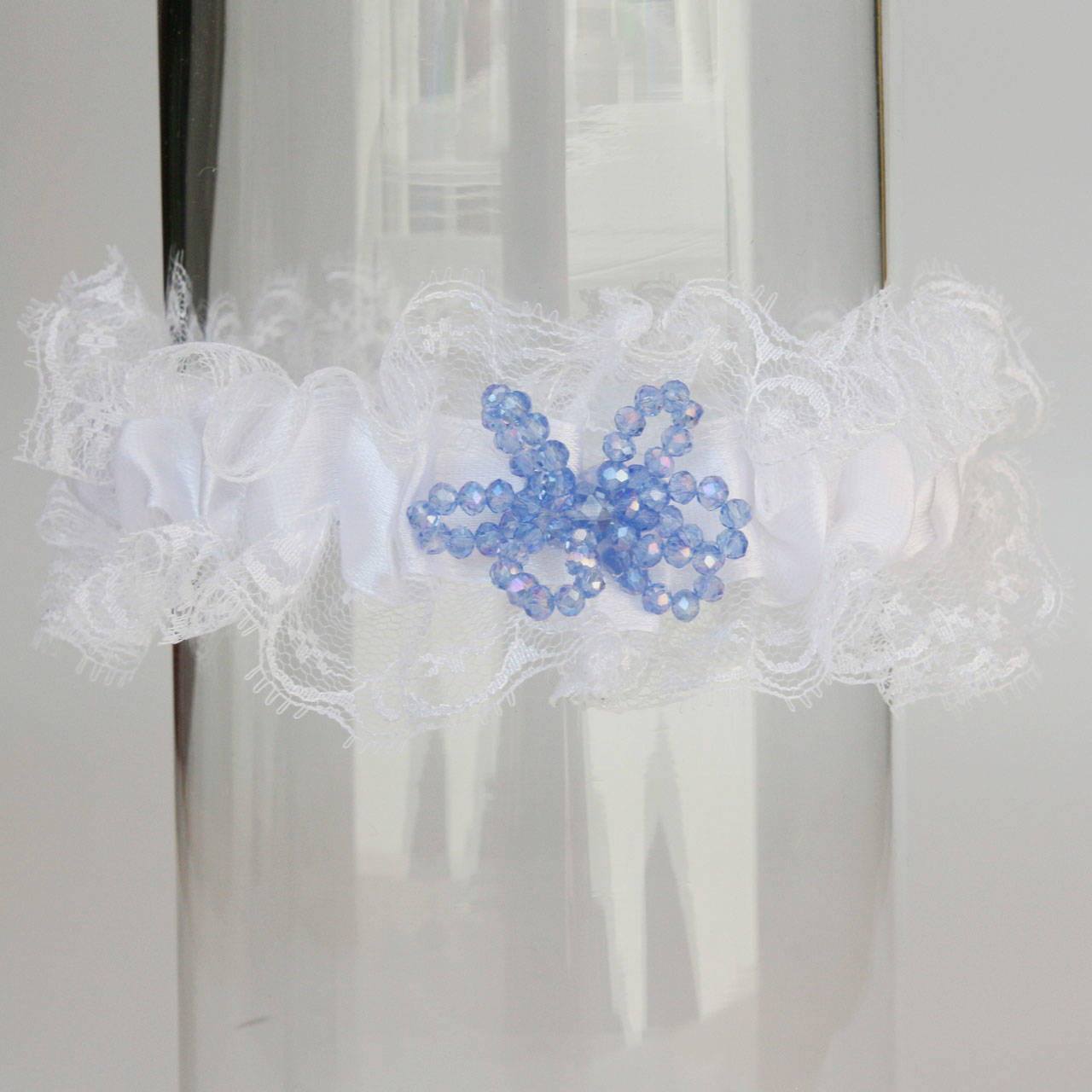 Biely podväzok s modrou mašlikou