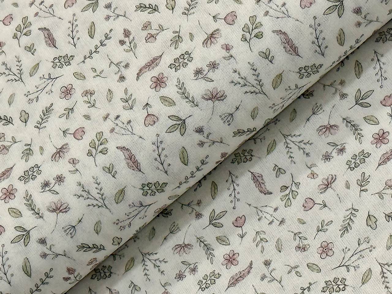 100% BAVLNA / JEMNY VZOR NA BIELEJ