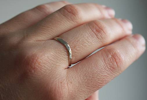 Prstene - Strieborný prsteň tepaná vlnka - 18234068_