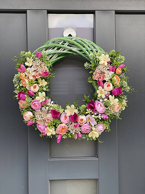 Jarný veniec “L” na zelenom prutenom základe dekorácia na dvere 40cm