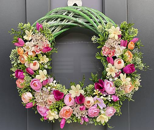 Jarný veniec “L” na zelenom prutenom základe dekorácia na dvere 40cm