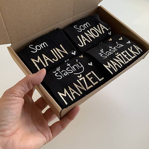 Darčeková sada maľovaných ponožiek s nápismi: "Som ... / šťastný manžel/manželka" (čierne)