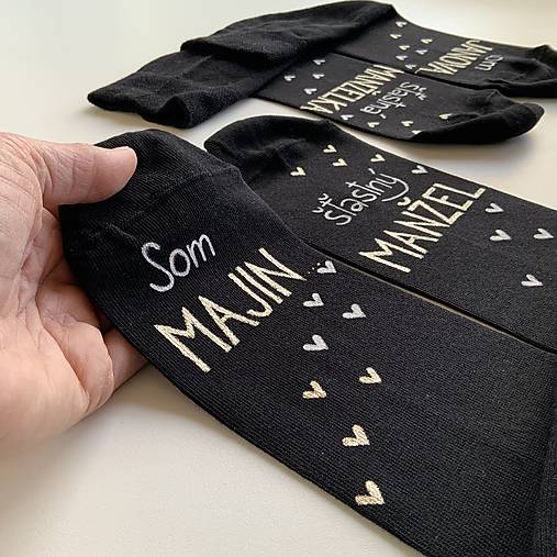 Darčeková sada maľovaných ponožiek s nápismi: "Som ... / šťastný manžel/manželka" (čierne)