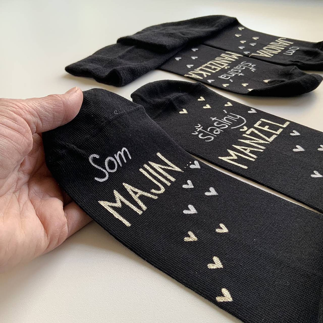 Darčeková sada maľovaných ponožiek s nápismi: "Som ... / šťastný manžel/manželka" (čierne)