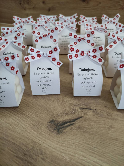 Sojová sviečka poďakovanie pre hostí – kartička s mašličkou