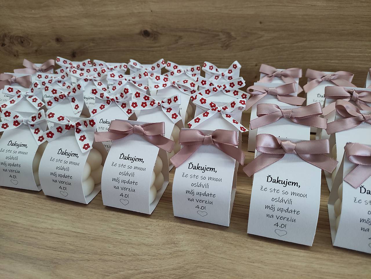 Sojová sviečka poďakovanie pre hostí – kartička s mašličkou