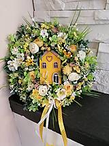 Dekorácie - Kvetinovy veniec žltý veniec s domčekom 30cm - 18234959_