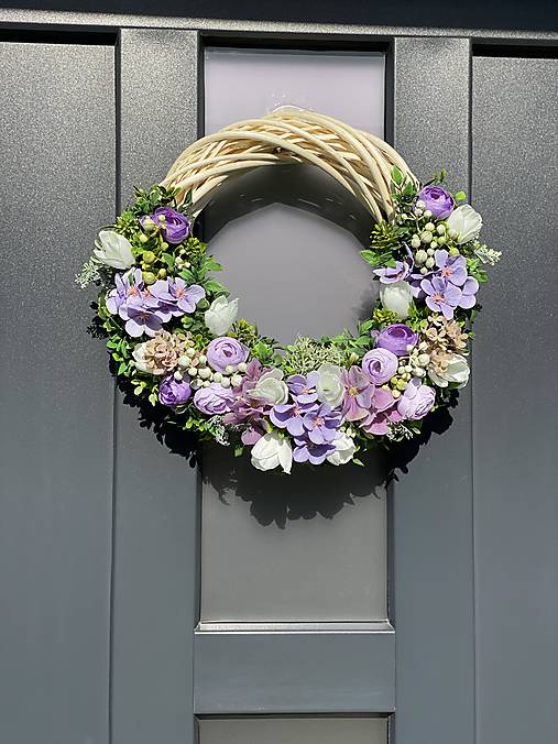 Jarný veniec na svetlom prutenom základe dekorácia na dvere