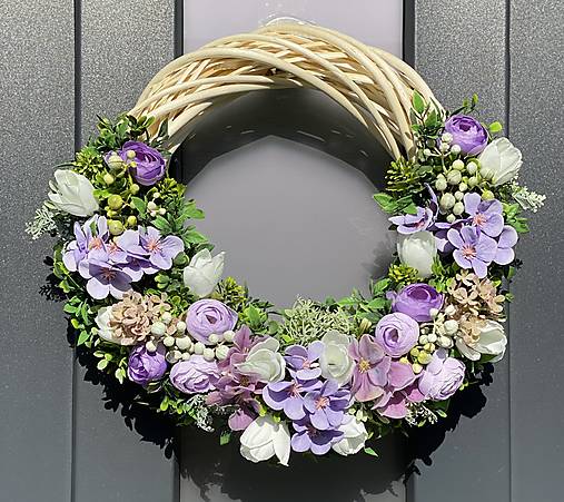 Jarný veniec na svetlom prutenom základe dekorácia na dvere