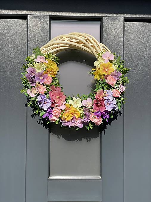 Jarný veniec na svetlom prutenom základe dekorácia na dvere