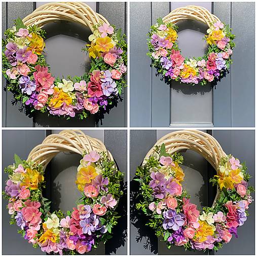 Jarný veniec na svetlom prutenom základe dekorácia na dvere