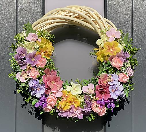 Jarný veniec na svetlom prutenom základe dekorácia na dvere