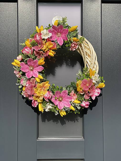 Jarný veniec na svetlom prutenom základe dekorácia na dvere Polmesiac