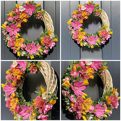 Jarný veniec na svetlom prutenom základe dekorácia na dvere Polmesiac