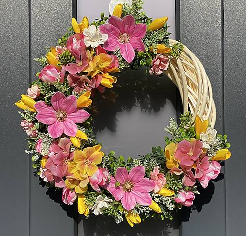 Jarný veniec na svetlom prutenom základe dekorácia na dvere Polmesiac