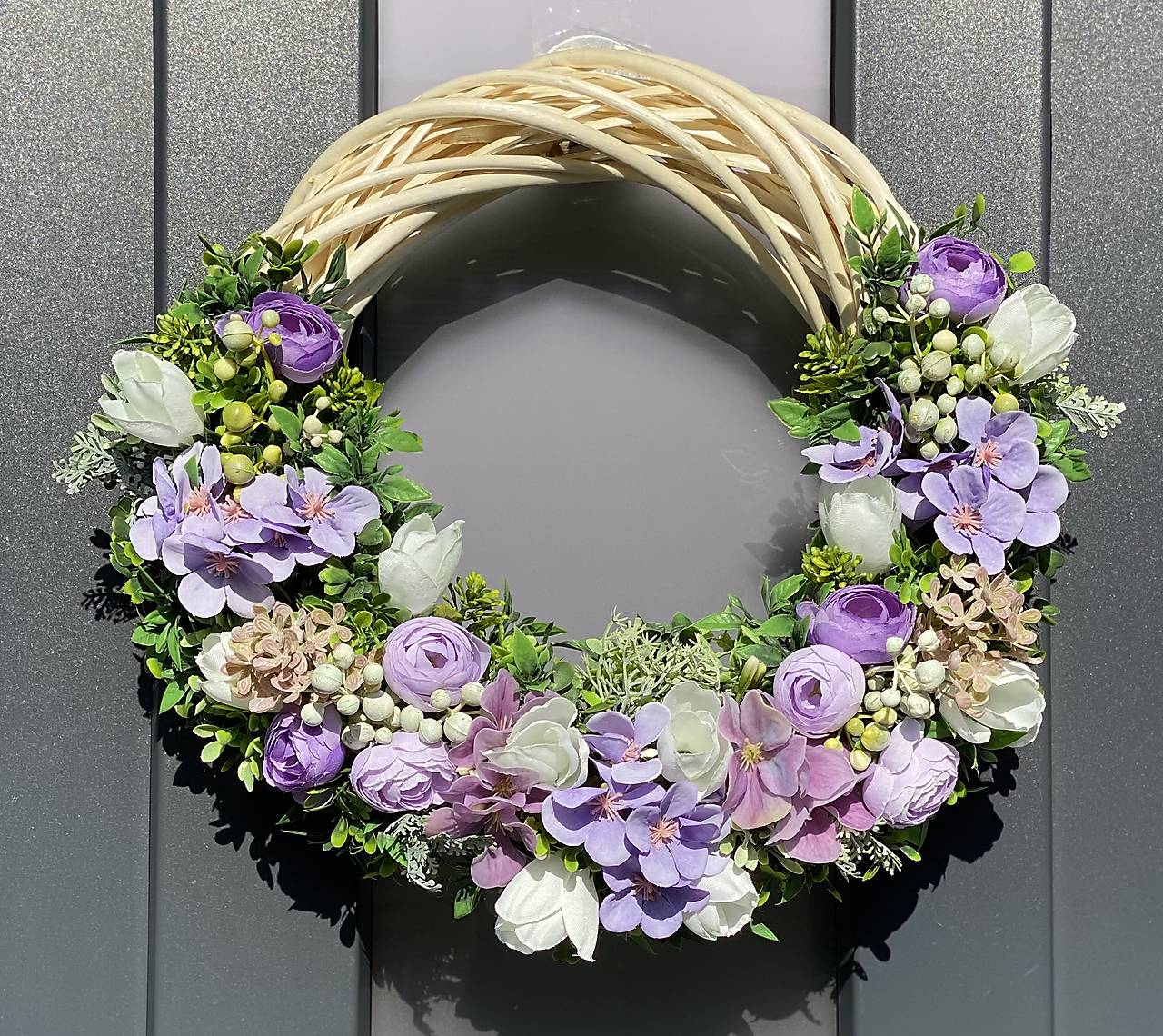 Jarný veniec na svetlom prutenom základe dekorácia na dvere