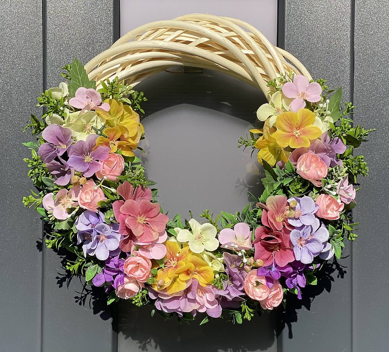 Jarný veniec na svetlom prutenom základe dekorácia na dvere