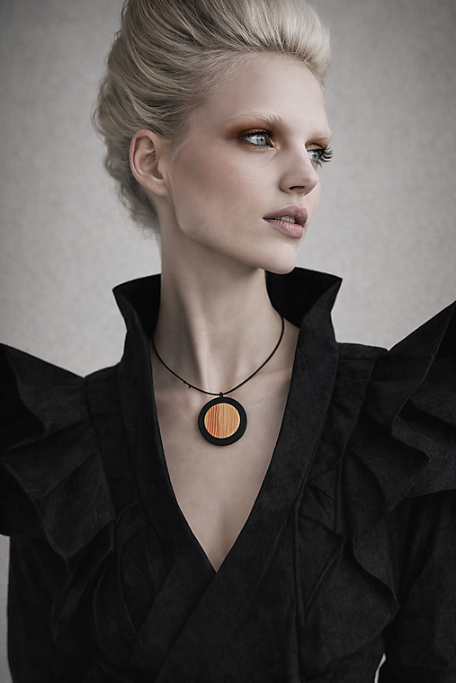 Náhrdelníky - Drevený náhrdelník Moon - 18236651_