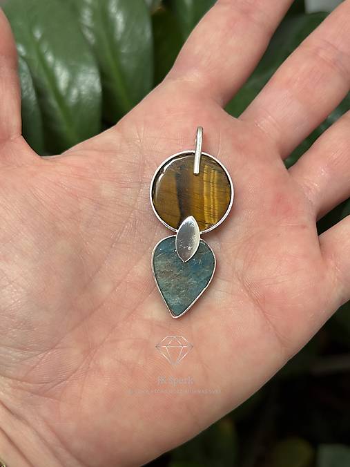 Strieborný 925/1000 prívesok s tigrím okom a apatitom