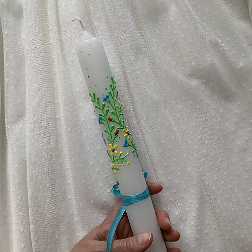 Ručne maľovaná krstná svieca jarne ladená s personalizáciou – 35 cm, biely vosk