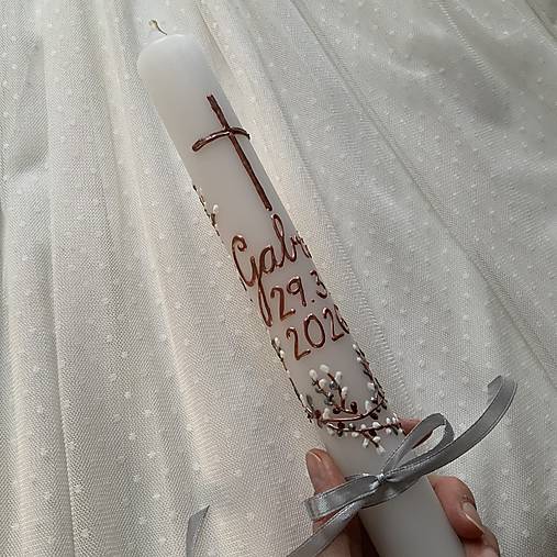 Ručne maľovaná krstná svieca jarne ladená s bahniatkami a personalizáciou – 35 cm, biely vosk